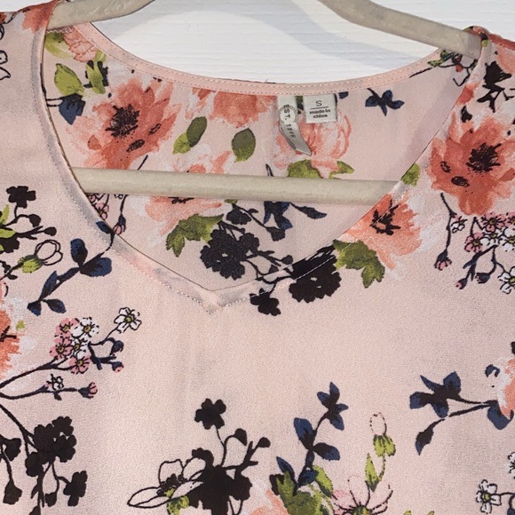 Pink floral pleated bell sleeve blouse - Picture 3 of 3